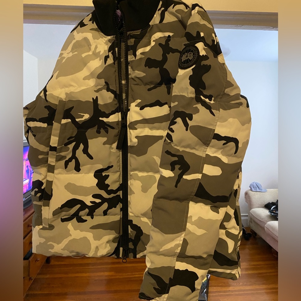 Brand new never worn too big for me size xxl woolford Canada goose